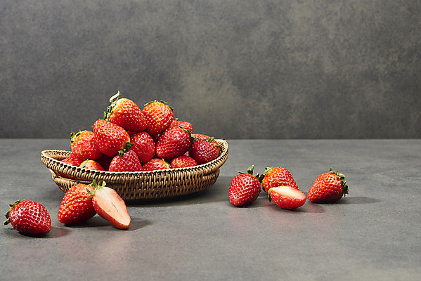 포토 JPG 스튜디오촬영 회색배경 딸기 단면 실내 누끼 사람없음 쌓기 여러개 신선 달콤 유기농 라탄바구니 제철과일 국내포토 웰빙 다수 백그라운드 과일 모션 내부 바구니 회색 맛 제철 파일형식