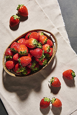 포토 JPG 스튜디오촬영 회색배경 딸기 실내 누끼 사람없음 하이앵글 여러개 신선 달콤 천 유기농 플랫레이 라탄바구니 제철과일 국내포토 웰빙 뷰포인트 다수 백그라운드 과일 내부 바구니 회색 직물 플랫 맛 제철 파일형식