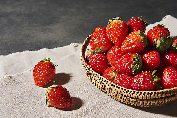 포토 JPG 스튜디오촬영 회색배경 딸기 실내 누끼 사람없음 여러개 신선 달콤 천 유기농 라탄바구니 제철과일 국내포토 웰빙 다수 백그라운드 과일 내부 바구니 회색 직물 맛 제철 파일형식