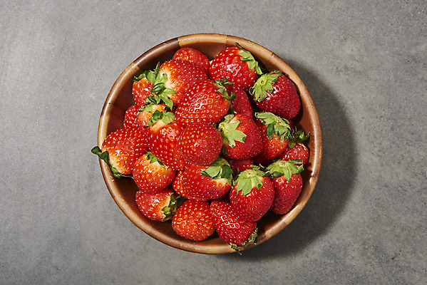 포토 JPG 스튜디오촬영 회색배경 딸기 실내 누끼 사람없음 하이앵글 여러개 신선 달콤 유기농 나무그릇 플랫레이 제철과일 국내포토 그릇 웰빙 뷰포인트 다수 백그라운드 과일 내부 목재 회색 플랫 맛 제철 파일형식