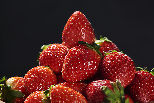 포토 JPG 스튜디오촬영 딸기 검은배경 실내 누끼 근접촬영 사람없음 쌓기 여러개 신선 달콤 유기농 제철과일 국내포토 웰빙 뷰포인트 다수 백그라운드 과일 모션 내부 검은색 맛 제철 파일형식