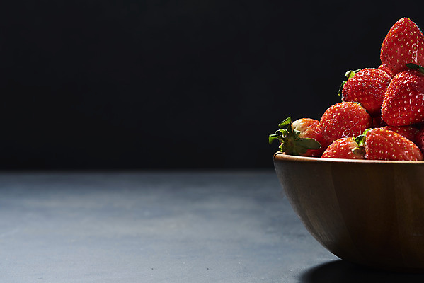 포토 JPG 스튜디오촬영 딸기 검은배경 실내 누끼 사람없음 여러개 신선 달콤 유기농 나무접시 제철과일 국내포토 접시 웰빙 다수 백그라운드 과일 내부 검은색 맛 제철 파일형식