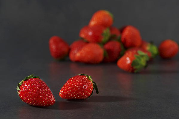 포토 JPG 스튜디오촬영 딸기 검은배경 실내 누끼 근접촬영 사람없음 아웃포커스 여러개 신선 달콤 유기농 제철과일 국내포토 웰빙 뷰포인트 다수 백그라운드 과일 촬영기법 내부 검은색 맛 제철 파일형식