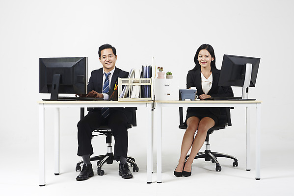 포토 JPG 스튜디오촬영 전신 여자 남자 40대 중년 비즈니스 실내 미소 누끼 앉기 20대 성인 두명 앞모습 컴퓨터 사무실 한국인 업무 비즈니스맨 비즈니스우먼 상사 흰배경 부하 국내포토 뷰포인트 백그라운드 모션 표정 사람 동양인 청년 내부 전자제품 흰색 작업 직장인 파일형식