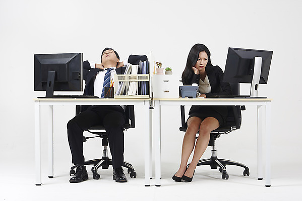 포토 JPG 스튜디오촬영 전신 여자 남자 40대 중년 비즈니스 실내 피곤 누끼 앉기 20대 성인 두명 앞모습 컴퓨터 사무실 한국인 업무 비즈니스맨 비즈니스우먼 졸음 상사 지루함 흰배경 부하 국내포토 감정 뷰포인트 백그라운드 컨셉 모션 사람 동양인 청년 내부 전자제품 흰색 작업 직장인 파일형식