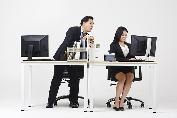 포토 JPG 스튜디오촬영 전신 여자 남자 40대 중년 비즈니스 실내 미소 누끼 앉기 20대 성인 두명 앞모습 컴퓨터 사무실 한국인 업무 비즈니스맨 비즈니스우먼 상사 엿보기 흰배경 부하 국내포토 뷰포인트 백그라운드 모션 표정 사람 동양인 청년 내부 전자제품 흰색 작업 직장인 파일형식