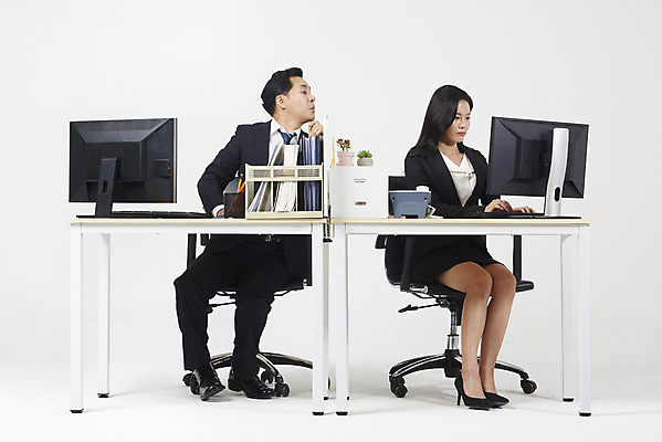 포토 JPG 스튜디오촬영 전신 여자 남자 40대 중년 비즈니스 실내 누끼 앉기 20대 성인 두명 앞모습 컴퓨터 사무실 한국인 업무 비즈니스맨 비즈니스우먼 상사 엿보기 흰배경 부하 국내포토 뷰포인트 백그라운드 모션 사람 동양인 청년 내부 전자제품 흰색 작업 직장인 파일형식