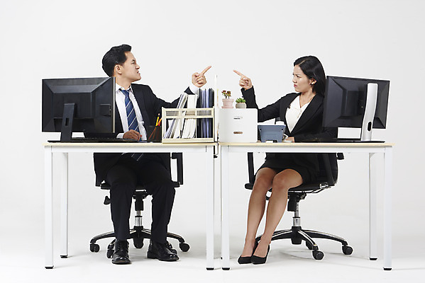 포토 JPG 스튜디오촬영 전신 여자 남자 40대 중년 비즈니스 실내 누끼 앉기 20대 성인 두명 앞모습 컴퓨터 사무실 한국인 가리킴 업무 비즈니스맨 비즈니스우먼 찡그림 상사 흰배경 부하 삿대질 국내포토 뷰포인트 백그라운드 모션 표정 사람 동양인 손짓 청년 내부 전자제품 흰색 작업 직장인 파일형식