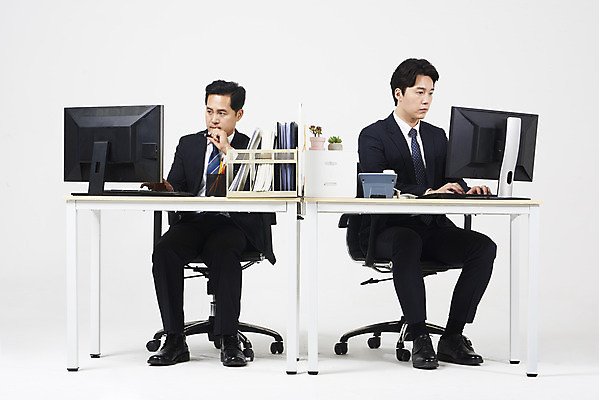 포토 JPG 스튜디오촬영 전신 남자 40대 중년 비즈니스 실내 누끼 앉기 성인 두명 앞모습 옆모습 30대 컴퓨터 사무실 한국인 업무 비즈니스맨 상사 집중 흰배경 부하 워커홀릭 남자만 국내포토 뷰포인트 백그라운드 컨셉 모션 사람 동양인 내부 장년 전자제품 흰색 작업 직장인 파일형식