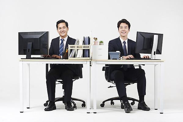 포토 JPG 스튜디오촬영 전신 남자 40대 중년 비즈니스 실내 미소 누끼 앉기 성인 두명 앞모습 30대 컴퓨터 사무실 한국인 업무 비즈니스맨 상사 흰배경 부하 남자만 국내포토 뷰포인트 백그라운드 모션 표정 사람 동양인 내부 장년 전자제품 흰색 작업 직장인 파일형식