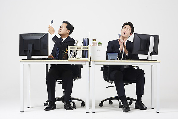 포토 JPG 스튜디오촬영 전신 남자 40대 중년 비즈니스 실내 누끼 앉기 성인 두명 앞모습 30대 컴퓨터 사무실 한국인 짜증 업무 비즈니스맨 상사 전화기 흰배경 부하 통화 남자만 폭언 국내포토 감정 뷰포인트 백그라운드 모션 사람 동양인 내부 장년 전자제품 흰색 작업 직장인 파일형식 언어폭력