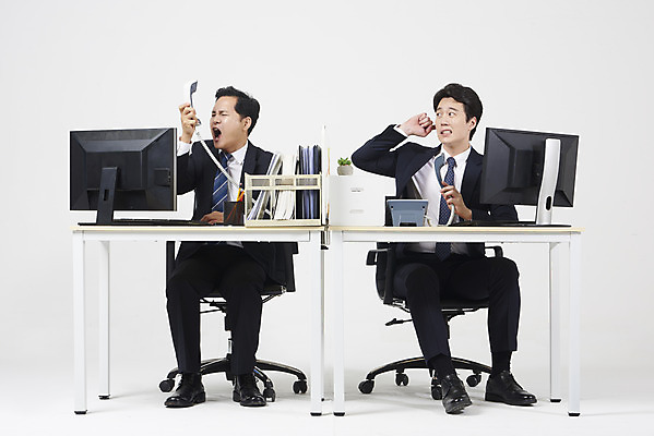 포토 JPG 스튜디오촬영 전신 남자 40대 중년 비즈니스 실내 누끼 앉기 성인 두명 앞모습 30대 컴퓨터 사무실 한국인 짜증 업무 비즈니스맨 상사 전화기 흰배경 부하 통화 남자만 폭언 국내포토 감정 뷰포인트 백그라운드 모션 사람 동양인 내부 장년 전자제품 흰색 작업 직장인 파일형식 언어폭력