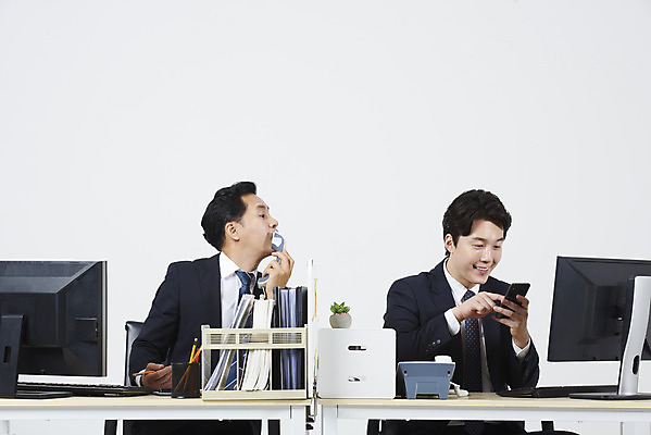 포토 JPG 스튜디오촬영 남자 40대 중년 비즈니스 실내 미소 누끼 앉기 상반신 성인 두명 앞모습 30대 스마트폰 컴퓨터 사무실 한국인 업무 비즈니스맨 상사 엿보기 전화기 흰배경 부하 통화 딴짓 남자만 국내포토 뷰포인트 백그라운드 모션 표정 사람 동양인 내부 장년 전자제품 핸드폰 스마트기기 흰색 작업 직장인 파일형식