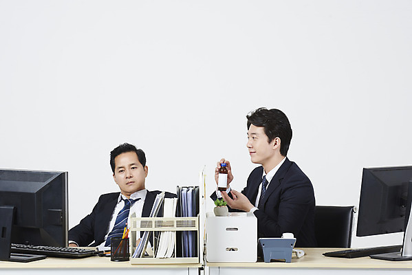 포토 JPG 스튜디오촬영 남자 40대 중년 비즈니스 실내 피곤 누끼 앉기 상반신 성인 두명 앞모습 옆모습 30대 컴퓨터 사무실 한국인 업무 비즈니스맨 상사 흰배경 주기 부하 권유 아부 자양강장제 남자만 국내포토 뷰포인트 백그라운드 컨셉 모션 사람 동양인 내부 장년 전자제품 흰색 작업 직장인 파일형식 자양식품