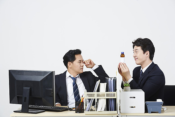 포토 JPG 스튜디오촬영 남자 40대 중년 비즈니스 실내 피곤 누끼 앉기 상반신 성인 두명 앞모습 옆모습 30대 컴퓨터 사무실 한국인 업무 비즈니스맨 상사 흰배경 주기 부하 권유 아부 자양강장제 남자만 국내포토 뷰포인트 백그라운드 컨셉 모션 사람 동양인 내부 장년 전자제품 흰색 작업 직장인 파일형식 자양식품