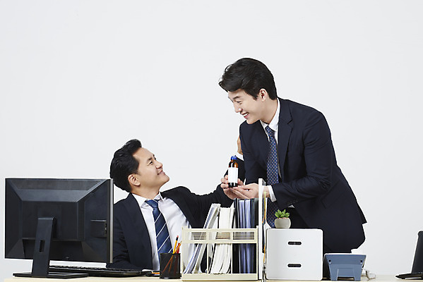 포토 JPG 스튜디오촬영 남자 40대 중년 비즈니스 실내 서기 미소 누끼 앉기 상반신 성인 두명 앞모습 30대 컴퓨터 사무실 한국인 업무 비즈니스맨 상사 흰배경 주기 부하 권유 아부 자양강장제 남자만 국내포토 뷰포인트 백그라운드 모션 표정 사람 동양인 내부 장년 전자제품 흰색 작업 직장인 파일형식 자양식품