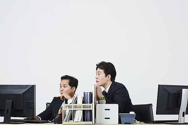 포토 JPG 스튜디오촬영 응시 남자 40대 중년 비즈니스 실내 누끼 앉기 상반신 성인 두명 앞모습 옆모습 30대 컴퓨터 사무실 놀람 한국인 업무 비즈니스맨 상사 엿보기 흰배경 부하 남자만 국내포토 시선 감정 뷰포인트 백그라운드 모션 표정 사람 동양인 내부 장년 전자제품 흰색 작업 직장인 파일형식