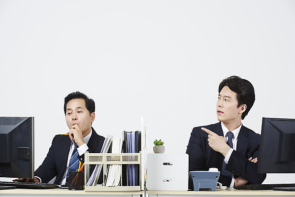 포토 JPG 스튜디오촬영 남자 40대 중년 비즈니스 실내 누끼 앉기 상반신 성인 두명 앞모습 30대 컴퓨터 사무실 한국인 가리킴 업무 비즈니스맨 상사 흰배경 부하 딴짓 남자만 못마땅 국내포토 감정 뷰포인트 백그라운드 모션 사람 동양인 손짓 내부 장년 전자제품 흰색 작업 직장인 파일형식