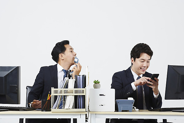 포토 JPG 스튜디오촬영 남자 40대 중년 비즈니스 실내 미소 누끼 앉기 상반신 성인 두명 앞모습 30대 스마트폰 컴퓨터 사무실 한국인 업무 비즈니스맨 상사 엿보기 전화기 흰배경 부하 통화 딴짓 남자만 국내포토 뷰포인트 백그라운드 모션 표정 사람 동양인 내부 장년 전자제품 핸드폰 스마트기기 흰색 작업 직장인 파일형식