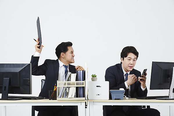 포토 JPG 스튜디오촬영 남자 40대 중년 비즈니스 실내 누끼 앉기 상반신 성인 두명 앞모습 30대 스마트폰 컴퓨터 사무실 한국인 분노 업무 비즈니스맨 상사 흰배경 부하 딴짓 남자만 못마땅 국내포토 감정 뷰포인트 백그라운드 모션 사람 동양인 내부 장년 전자제품 핸드폰 스마트기기 흰색 작업 직장인 파일형식