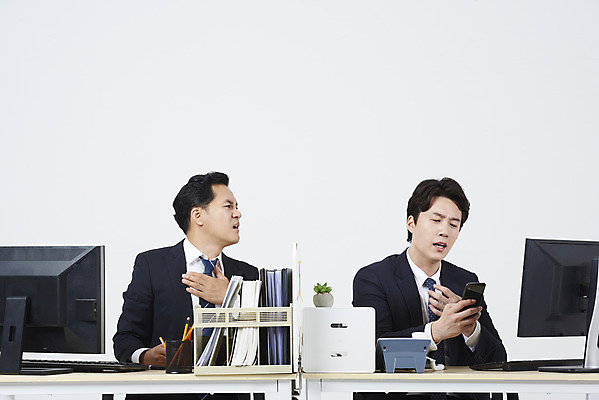 포토 JPG 스튜디오촬영 남자 40대 중년 비즈니스 실내 누끼 앉기 상반신 성인 두명 앞모습 30대 스마트폰 컴퓨터 사무실 한국인 짜증 업무 비즈니스맨 상사 흰배경 부하 딴짓 남자만 못마땅 국내포토 감정 뷰포인트 백그라운드 모션 사람 동양인 내부 장년 전자제품 핸드폰 스마트기기 흰색 작업 직장인 파일형식