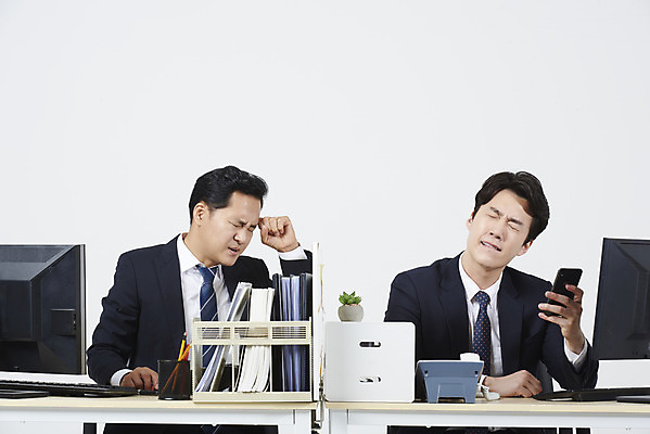 포토 JPG 스튜디오촬영 남자 40대 중년 비즈니스 실내 누끼 앉기 상반신 성인 두명 앞모습 30대 스마트폰 컴퓨터 사무실 한국인 짜증 업무 비즈니스맨 상사 흰배경 부하 딴짓 남자만 못마땅 국내포토 감정 뷰포인트 백그라운드 모션 사람 동양인 내부 장년 전자제품 핸드폰 스마트기기 흰색 작업 직장인 파일형식