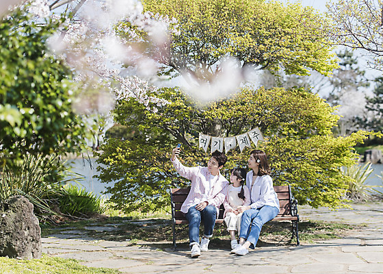 포토 JPG 주간 전신 공원 여자 남자 딸 행복 어린이 여행 벤치 가족 엄마 가족여행 미소 앉기 소녀 성인 야외 앞모습 세명 30대 제주도 맑음 사진촬영 화목 봄 한국인 가족라이프 아빠 셀프카메라 핵가족 즐거움 가족사진 봄여행 제주도여행 노리매공원 국내포토 자연요소 라이프스타일 계절 공공시설 감정 뷰포인트 컨셉 의자 관계 모션 날씨 한국 표정 사람 동양인 장년 촬영 파일형식 단체사진