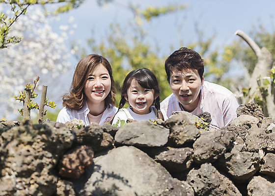 포토 JPG 주간 공원 여자 남자 딸 행복 어린이 여행 가족 엄마 가족여행 돌담 서기 미소 소녀 상반신 성인 야외 앞모습 세명 30대 제주도 맑음 화목 봄 한국인 가족라이프 아빠 핵가족 즐거움 봄여행 제주도여행 노리매공원 국내포토 자연요소 라이프스타일 계절 공공시설 감정 뷰포인트 컨셉 관계 모션 날씨 한국 표정 사람 동양인 장년 담장 돌_바위 파일형식