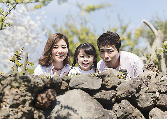 포토 JPG 주간 공원 여자 남자 딸 행복 어린이 여행 가족 엄마 가족여행 돌담 서기 미소 소녀 상반신 성인 야외 앞모습 세명 30대 제주도 맑음 화목 봄 한국인 가족라이프 아빠 핵가족 즐거움 봄여행 제주도여행 노리매공원 국내포토 자연요소 라이프스타일 계절 공공시설 감정 뷰포인트 컨셉 관계 모션 날씨 한국 표정 사람 동양인 장년 담장 돌_바위 파일형식