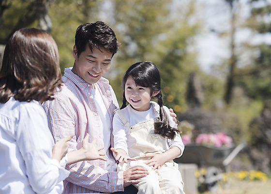 포토 JPG 주간 공원 여자 남자 딸 행복 어린이 여행 가족 엄마 가족여행 돌담 미소 앉기 소녀 상반신 성인 야외 앞모습 옆모습 세명 30대 제주도 맑음 화목 봄 한국인 가족라이프 아빠 가위바위보 핵가족 즐거움 봄여행 제주도여행 노리매공원 국내포토 자연요소 라이프스타일 계절 공공시설 감정 뷰포인트 컨셉 관계 모션 놀이 날씨 한국 표정 사람 동양인 장년 담장 돌_바위 파일형식