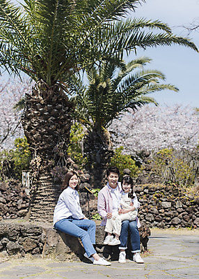 포토 JPG 주간 전신 공원 여자 남자 딸 행복 어린이 여행 가족 엄마 가족여행 돌담 미소 앉기 소녀 성인 야외 앞모습 옆모습 세명 30대 제주도 맑음 화목 봄 한국인 가족라이프 아빠 핵가족 즐거움 봄여행 제주도여행 노리매공원 국내포토 자연요소 라이프스타일 계절 공공시설 감정 뷰포인트 컨셉 관계 모션 날씨 한국 표정 사람 동양인 장년 담장 돌_바위 파일형식