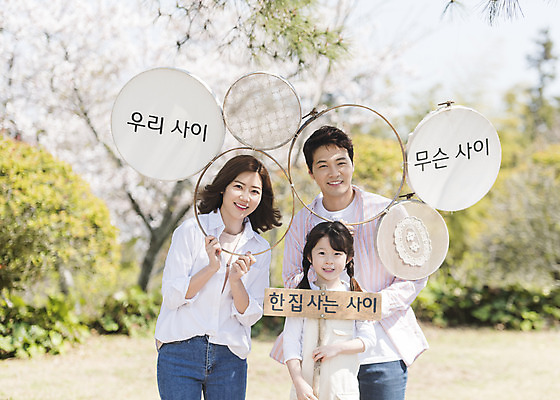 포토 JPG 주간 공원 여자 남자 딸 행복 어린이 여행 가족 엄마 가족여행 서기 미소 소녀 상반신 성인 야외 앞모습 세명 30대 제주도 모형 맑음 화목 봄 한국인 가족라이프 원형 아빠 핵가족 즐거움 봄여행 제주도여행 노리매공원 국내포토 자연요소 도형 라이프스타일 계절 공공시설 감정 뷰포인트 컨셉 관계 모션 날씨 한국 표정 사람 동양인 장년 파일형식