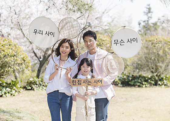 포토 JPG 주간 공원 여자 남자 딸 행복 어린이 여행 가족 엄마 가족여행 서기 미소 소녀 상반신 성인 야외 앞모습 세명 30대 제주도 모형 맑음 화목 봄 한국인 가족라이프 원형 아빠 핵가족 즐거움 봄여행 제주도여행 노리매공원 국내포토 자연요소 도형 라이프스타일 계절 공공시설 감정 뷰포인트 컨셉 관계 모션 날씨 한국 표정 사람 동양인 장년 파일형식