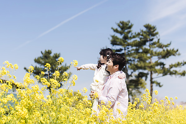 포토 JPG 주간 공원 여자 남자 딸 행복 어린이 여행 가족 안기 가족여행 서기 미소 상반신 성인 야외 두명 옆모습 30대 제주도 맑음 화목 봄 한국인 가족라이프 아빠 핵가족 즐거움 유채 봄여행 유채밭 제주도여행 부녀 노리매공원 국내포토 자연요소 라이프스타일 계절 공공시설 꽃 감정 뷰포인트 컨셉 밭 관계 모션 날씨 한국 표정 사람 동양인 장년 파일형식
