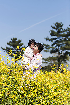 포토 JPG 주간 공원 여자 남자 딸 행복 어린이 여행 가족 안기 가족여행 키스 서기 미소 상반신 성인 야외 두명 옆모습 30대 제주도 맑음 화목 봄 한국인 가족라이프 아빠 핵가족 즐거움 유채 봄여행 유채밭 제주도여행 부녀 노리매공원 국내포토 자연요소 라이프스타일 계절 공공시설 꽃 감정 뷰포인트 컨셉 밭 관계 모션 날씨 한국 표정 사람 동양인 장년 애정표현 파일형식