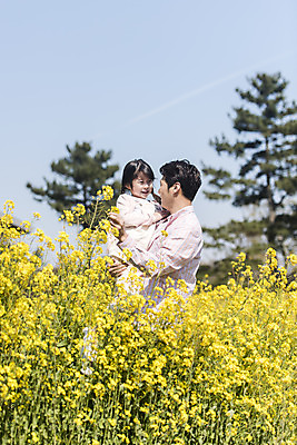 포토 JPG 주간 공원 여자 남자 딸 행복 어린이 여행 가족 안기 가족여행 서기 미소 상반신 성인 야외 두명 옆모습 30대 제주도 마주보기 맑음 화목 봄 한국인 가족라이프 아빠 핵가족 즐거움 유채 봄여행 유채밭 제주도여행 부녀 노리매공원 국내포토 자연요소 라이프스타일 계절 공공시설 꽃 감정 뷰포인트 컨셉 밭 관계 모션 날씨 한국 표정 사람 동양인 장년 파일형식