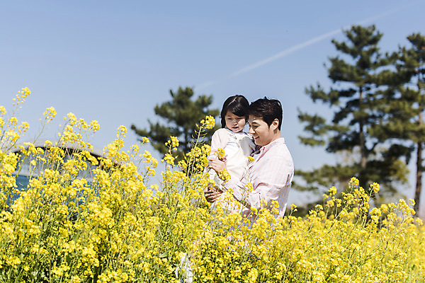 포토 JPG 주간 응시 공원 여자 남자 딸 행복 어린이 여행 가족 안기 가족여행 서기 미소 상반신 성인 야외 두명 옆모습 30대 제주도 맑음 화목 봄 한국인 가족라이프 아빠 핵가족 즐거움 유채 봄여행 유채밭 제주도여행 부녀 노리매공원 국내포토 자연요소 라이프스타일 시선 계절 공공시설 꽃 감정 뷰포인트 컨셉 밭 관계 모션 날씨 한국 표정 사람 동양인 장년 파일형식