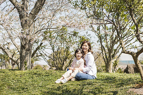 포토 JPG 주간 전신 공원 여자 딸 행복 어린이 여행 가족 안기 모녀 엄마 휴식 가족여행 미소 앉기 잔디 성인 야외 두명 앞모습 옆모습 30대 제주도 맑음 화목 봄 한국인 벚꽃 가족라이프 핵가족 즐거움 봄여행 제주도여행 여자만 노리매공원 국내포토 자연요소 식물 라이프스타일 계절 공공시설 꽃 감정 뷰포인트 컨셉 관계 모션 날씨 한국 표정 사람 동양인 장년 파일형식