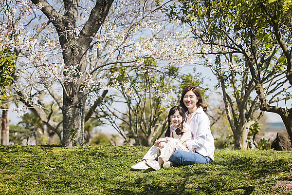 포토 JPG 주간 전신 공원 여자 딸 행복 어린이 여행 가족 안기 모녀 엄마 휴식 가족여행 미소 앉기 잔디 성인 야외 두명 앞모습 옆모습 30대 제주도 맑음 화목 봄 한국인 벚꽃 가족라이프 핵가족 즐거움 봄여행 제주도여행 여자만 노리매공원 국내포토 자연요소 식물 라이프스타일 계절 공공시설 꽃 감정 뷰포인트 컨셉 관계 모션 날씨 한국 표정 사람 동양인 장년 파일형식