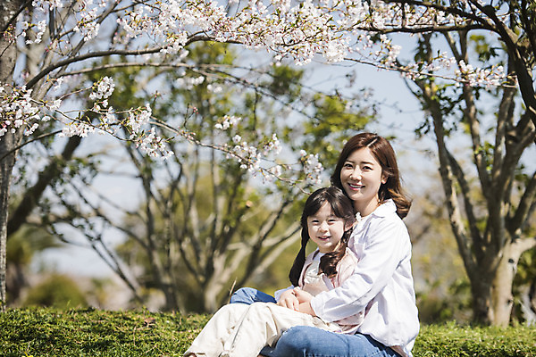 포토 JPG 주간 공원 여자 딸 행복 어린이 여행 가족 안기 모녀 엄마 휴식 가족여행 미소 앉기 잔디 상반신 성인 야외 두명 앞모습 옆모습 30대 제주도 맑음 화목 봄 한국인 벚꽃 가족라이프 핵가족 즐거움 봄여행 제주도여행 여자만 노리매공원 국내포토 자연요소 식물 라이프스타일 계절 공공시설 꽃 감정 뷰포인트 컨셉 관계 모션 날씨 한국 표정 사람 동양인 장년 파일형식