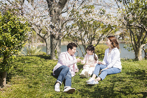 포토 JPG 주간 전신 공원 여자 남자 딸 행복 어린이 여행 가족 엄마 휴식 가족여행 미소 앉기 소녀 잔디 성인 야외 앞모습 옆모습 세명 30대 제주도 맑음 화목 봄 한국인 벚꽃 가족라이프 아빠 핵가족 즐거움 봄여행 제주도여행 노리매공원 국내포토 자연요소 식물 라이프스타일 계절 공공시설 꽃 감정 뷰포인트 컨셉 관계 모션 날씨 한국 표정 사람 동양인 장년 파일형식