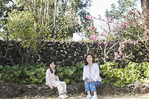포토 JPG 주간 전신 공원 여자 딸 행복 어린이 여행 가족 모녀 엄마 가족여행 돌담 미소 앉기 성인 야외 두명 앞모습 옆모습 30대 제주도 맑음 화목 봄 한국인 가족라이프 핵가족 즐거움 봄여행 제주도여행 여자만 노리매공원 국내포토 자연요소 라이프스타일 계절 공공시설 감정 뷰포인트 컨셉 관계 모션 날씨 한국 표정 사람 동양인 장년 담장 돌_바위 파일형식