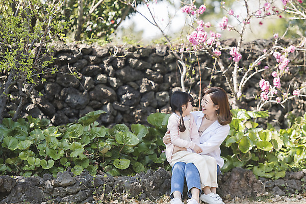 포토 JPG 주간 전신 공원 여자 딸 행복 어린이 여행 가족 모녀 엄마 가족여행 돌담 미소 앉기 성인 야외 두명 앞모습 30대 제주도 마주보기 맑음 화목 봄 한국인 가족라이프 핵가족 즐거움 봄여행 제주도여행 여자만 노리매공원 국내포토 자연요소 라이프스타일 계절 공공시설 감정 뷰포인트 컨셉 관계 모션 날씨 한국 표정 사람 동양인 장년 담장 돌_바위 파일형식