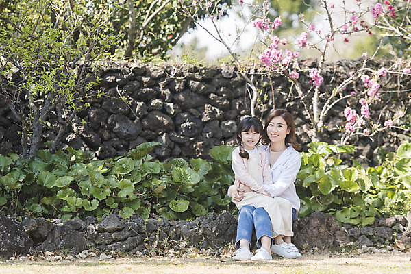 포토 JPG 주간 전신 공원 여자 딸 행복 어린이 여행 가족 모녀 엄마 가족여행 돌담 미소 앉기 성인 야외 두명 앞모습 30대 제주도 맑음 화목 봄 한국인 가족라이프 핵가족 즐거움 봄여행 제주도여행 여자만 노리매공원 국내포토 자연요소 라이프스타일 계절 공공시설 감정 뷰포인트 컨셉 관계 모션 날씨 한국 표정 사람 동양인 장년 담장 돌_바위 파일형식