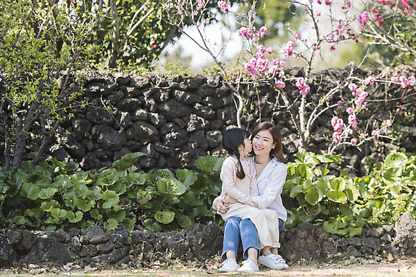 포토 JPG 주간 전신 공원 여자 딸 행복 어린이 여행 가족 모녀 엄마 가족여행 키스 돌담 미소 앉기 성인 야외 두명 앞모습 30대 제주도 맑음 화목 봄 한국인 가족라이프 핵가족 즐거움 봄여행 제주도여행 여자만 노리매공원 국내포토 자연요소 라이프스타일 계절 공공시설 감정 뷰포인트 컨셉 관계 모션 날씨 한국 표정 사람 동양인 장년 담장 돌_바위 애정표현 파일형식