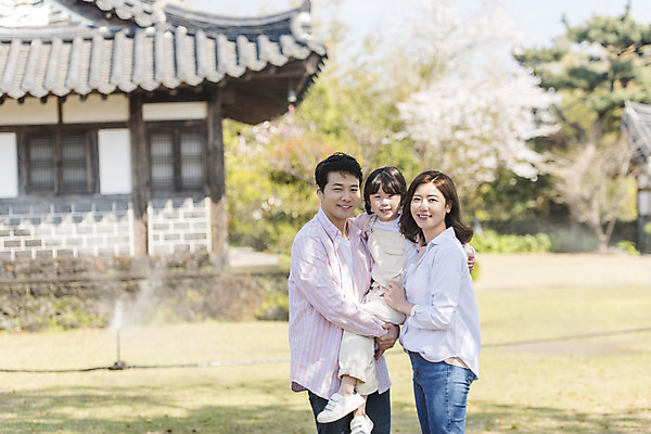 포토 JPG 주간 전신 공원 여자 남자 딸 행복 어린이 여행 가족 안기 엄마 가족여행 서기 미소 소녀 상반신 성인 야외 앞모습 세명 30대 제주도 맑음 화목 봄 한국인 가족라이프 아빠 핵가족 즐거움 봄여행 제주도여행 노리매공원 국내포토 자연요소 라이프스타일 계절 공공시설 감정 뷰포인트 컨셉 관계 모션 날씨 한국 표정 사람 동양인 장년 파일형식