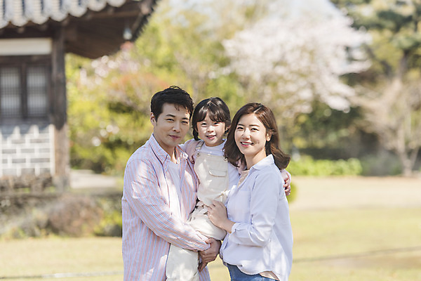 포토 JPG 주간 공원 여자 남자 딸 행복 어린이 여행 가족 안기 엄마 가족여행 서기 미소 소녀 상반신 성인 야외 앞모습 옆모습 세명 30대 제주도 맑음 화목 봄 한국인 가족라이프 아빠 핵가족 즐거움 봄여행 제주도여행 노리매공원 국내포토 자연요소 라이프스타일 계절 공공시설 감정 뷰포인트 컨셉 관계 모션 날씨 한국 표정 사람 동양인 장년 파일형식