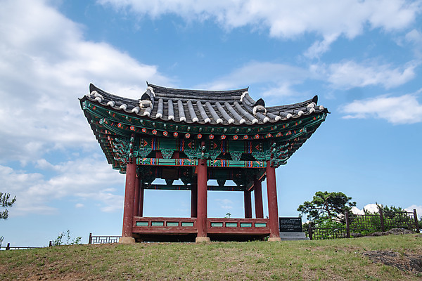 포토 JPG 주간 구름 여행 하늘 풍경 사람없음 야외 여름 관광지 정자 명승지 제천 원호유허비및관란정 제천10경 국내포토 자연요소 건축물 계절 문화재 충청북도 사당 파일형식