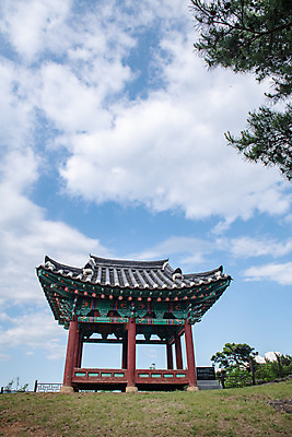 포토 JPG 주간 구름 여행 하늘 풍경 사람없음 야외 여름 관광지 정자 명승지 제천 원호유허비및관란정 제천10경 국내포토 자연요소 건축물 계절 문화재 충청북도 사당 파일형식