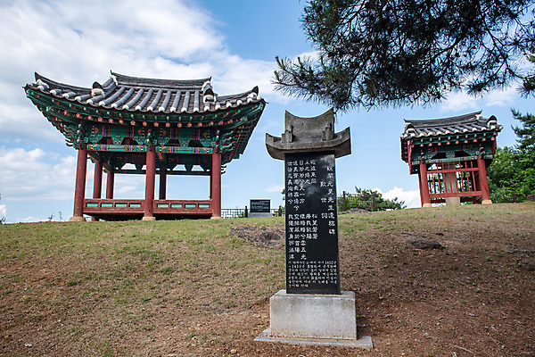 포토 JPG 주간 구름 여행 하늘 풍경 사람없음 야외 여름 관광지 비석 정자 명승지 제천 원호유허비및관란정 제천10경 국내포토 자연요소 건축물 계절 문화재 충청북도 사당 파일형식